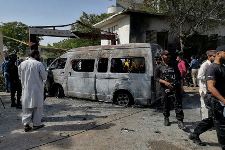 Empat orang, tiga di antaranya warga negara Tiongkok meninggal dunia dan beberapa lainnya cedera akibat bom bunuh diri di sebuah van dekat Institut Konfusius, yang berafiliasi dengan Universitas Karachi di Paksitan pada Selasa, 26 April 2022.