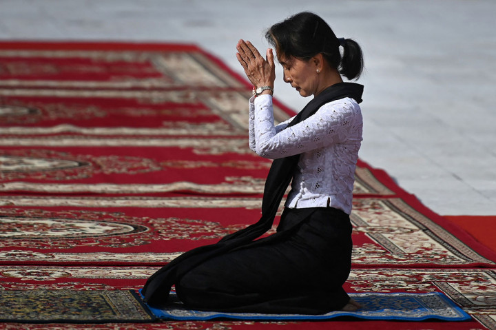 Sejak kudeta militer menggulingkan pemerintahnya pada Februari tahun lalu, yang menjerumuskan negara itu ke dalam pergolakan, Suu Kyi telah menghadapi rentetan kasus kriminal yang bisa membuatnya dipenjara selama beberapa dekade.
