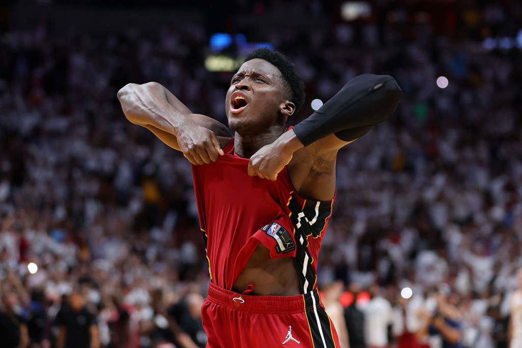 Victor Oladipo mencetak 23 poin dan Bam Adebayo mengemas 20 poin dan 11 rebound guna membawa Miami Heat melaju ke semifinal NBA Wilayah Timur setelah mengalahkan Atlanta Hawks 97-94, Rabu, 27 April 2022 WIB.
