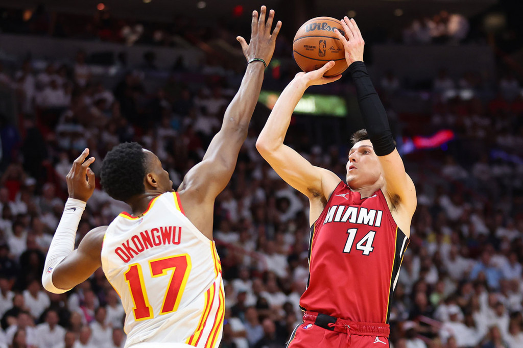 Tyler Herro mencetak 16 poin, Max Strus membukukan 15 poin dan Caleb Martin menyumbangkan 10 poin untuk unggulan teratas Heat yang menyudahi riwayat unggulan kedelapan Hawks dalam lima pertandingan playoff ini (4-1).