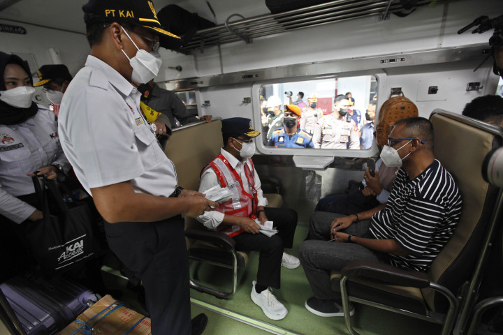 Menteri Perhubungan Budi Karya meninjau persiapan dan pergerakan pengguna kereta api jarak jauh di Stasiun Pasar Senen dalam rangka Mudik Lebaran 2022. 