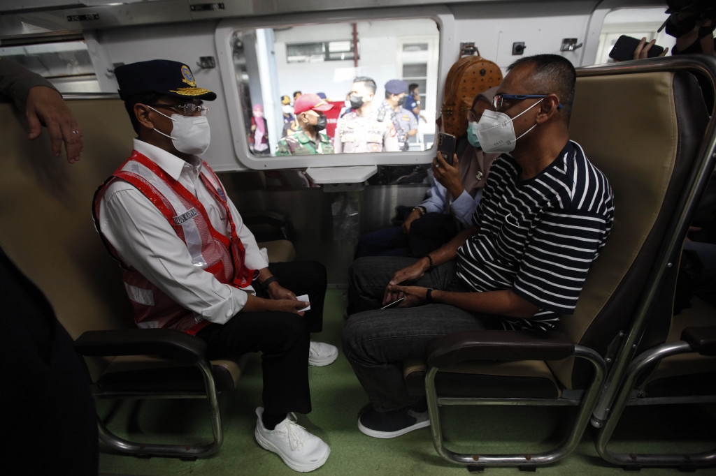 Menhub tiba di Stasiun Pasar Senen, Rabu, 27 April 2022, sekitar pukul 10.25 WIB. Selain Menhub Budi Karya, Kapolda Metro Jaya Irjen Fadil Imran, dan Pangdam Jaya Mayjen Untung Budiharto juga ikut melakukan peninjauan.