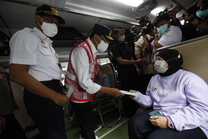 Menteri Perhubungan Budi Karya Sumadi (tengah) didampingi Dirut Kereta Api Indonesia (KAI) Didiek Hartantyo (kiri) membagikan masker kepada pemudik KA. Gaya Baru Malam di Stasiun Senen, Jakarta, Rabu, 27 April 2022.