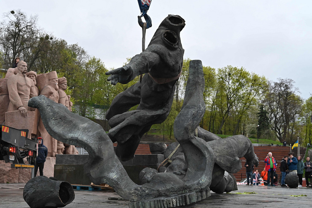 Pembongkaran monumen tersebut sebagai tanggapan atas invasi Rusia ke Ukraina.