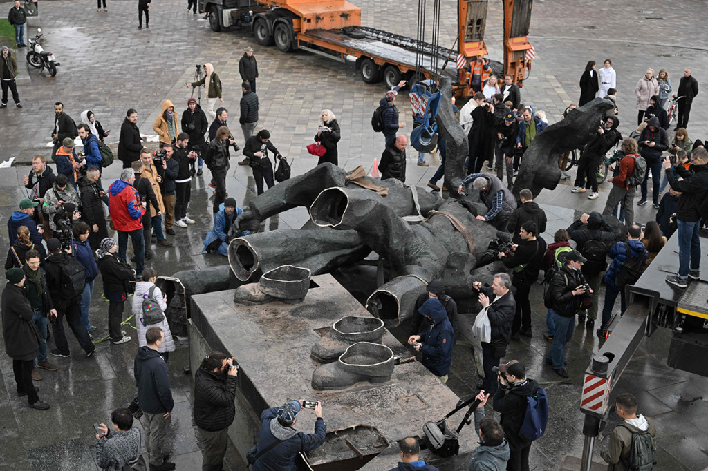 Patung itu terletak di bawah 'Lengkungan Persahabatan Rakyat' yang didirikan pada 1982 untuk memperingati ulang tahun ke-60 Uni Soviet.