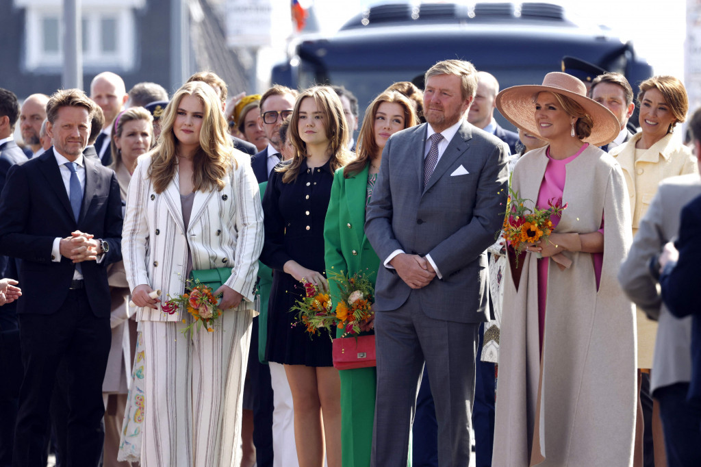 Raja Belanda Willem-Alexander (kedua dari kanan) bersama Ratu Maxima (kanan), Putri Ariane (kedua dari kiri) dan Putri Alexia (tengah) saat menghadiri perayaan Hari Raja di Maastricht, Belanda, Rabu, 27 April 2022.