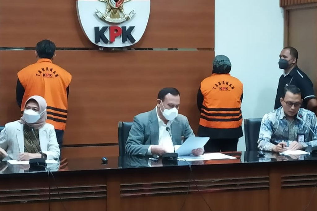 Ketua KPK Firli Bahuri melakukan jumpa pers terkait operasi tangkap tangan (OTT) Bupati Kabupaten Bogor, Ade Yasin, di Gedung Merah Putih KPK, Jakarta Selatan, Kamis, 28 April 2022 dini hari WIB.