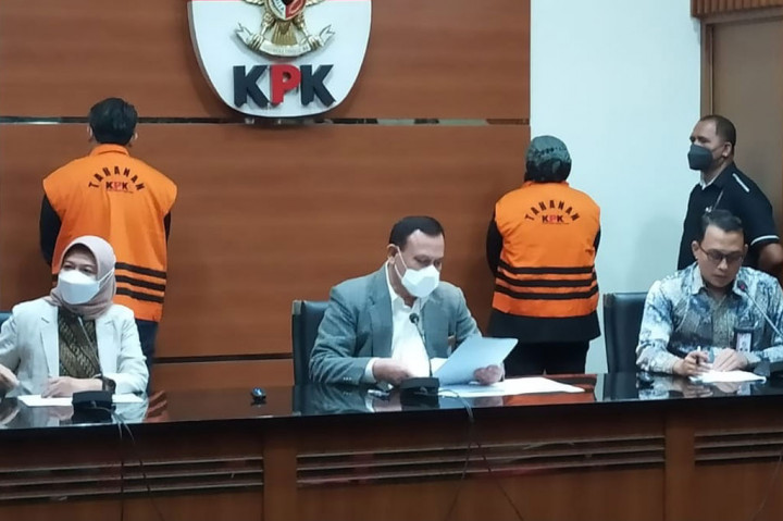 Ketua KPK Firli Bahuri melakukan jumpa pers terkait operasi tangkap tangan (OTT) Bupati Kabupaten Bogor, Ade Yasin, di Gedung Merah Putih KPK, Jakarta Selatan, Kamis, 28 April 2022 dini hari WIB.