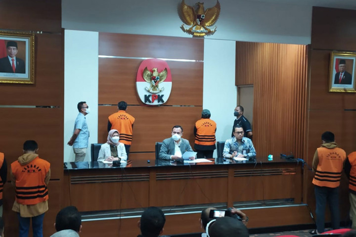 Komisi Pemberantasan Korupsi (KPK) menetapkan Bupati Bogor Ade Yasin sebagai tersangka terkait kasus dugaan suap pengurusan laporan keuangan Pemerintah Kabupaten Bogor. Ade Yasin langsung ditahan oleh KPK.