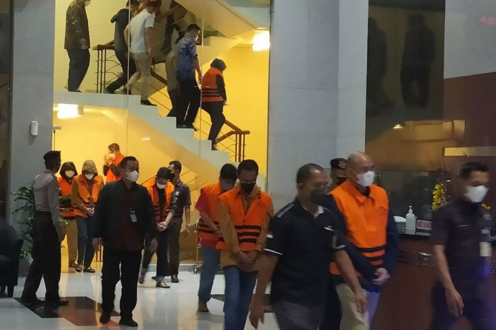 Sebanyak delapan tersangka ditetapkan dalam kasus ini. Mereka yakni pemberi suap Ade Yasin, MA selaku Sekdis PUPR Kabupaten Bogor, IA selaku Kasubdit Kas Daerah BPKAD Kabupaten Bogor, dan RT selaku PPK Dinas PUPR Kabupaten Bogor. Sementara itu empat penerima suap merupakan pegawai BPK perwakilan Jawa Barat yakni ATM, AM, HN, dan DG.