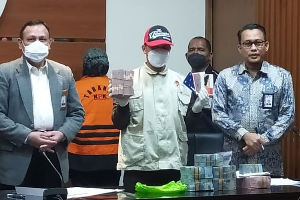 Komisi Pemberantasan Korupsi (KPK) telah menetapkan Bupati Kabupaten Bogor Ade Yasin sebagai tersangka dugaan suap terkait pengurusan laporan keuangan Pemerintah Kabupaten Bogor. Dalam operasi tangkap tangan (OTT), KPK menyita barang bukti berupa yang Rp1 miliar. 