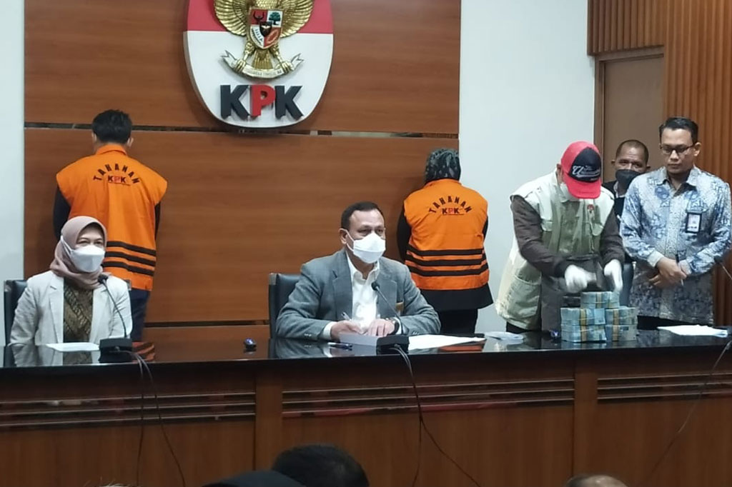 Sebanyak delapan orang ditetapkan sebagai tersangka dalam kasus ini. Bupati Bogor Ade Yasin; Sekdis PUPR Kabupaten Bogor Maulana Adam; Kasubid Kas Daerah BPKAD Kabupaten Bogor Ihsan Ayatullah; dan PPK pada Dinas PUPR Kabupaten Bogor Rizki Taufik ditetapkan sebagai tersangka pemberi suap.