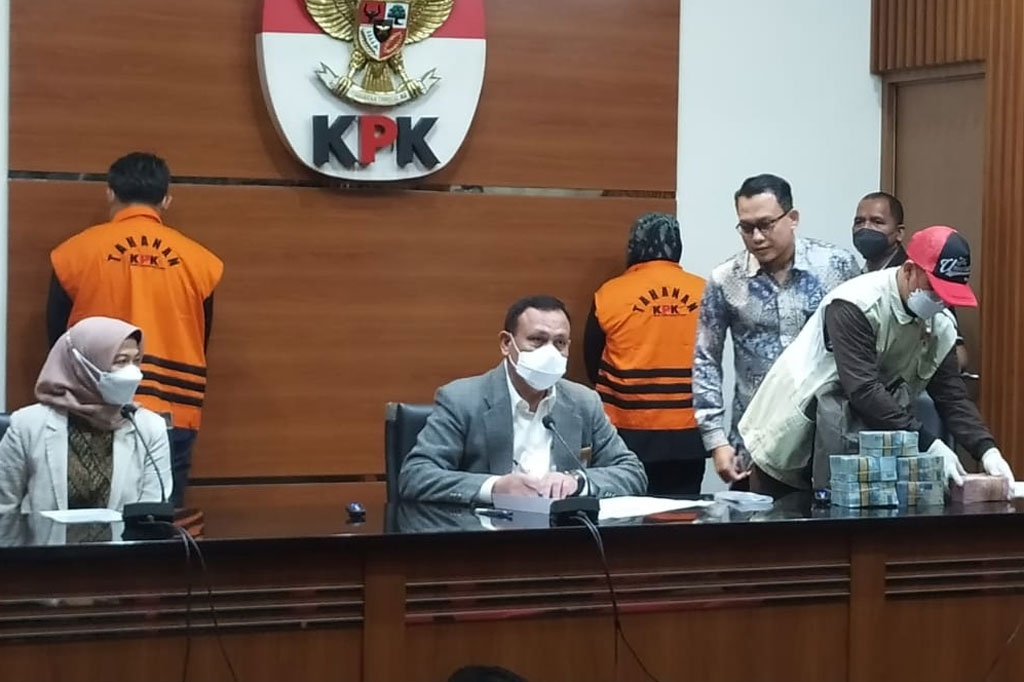 Sementara itu, empat pegawai BPK perwakilan Jawa Barat, yaitu Anthon Merdiansyah, Arko Mulawan, Hendra Nur Rahmatullah Karwita, dan Gerri Ginanjar Trie Rahmatullah ditetapkan sebagai tersangka penerima.