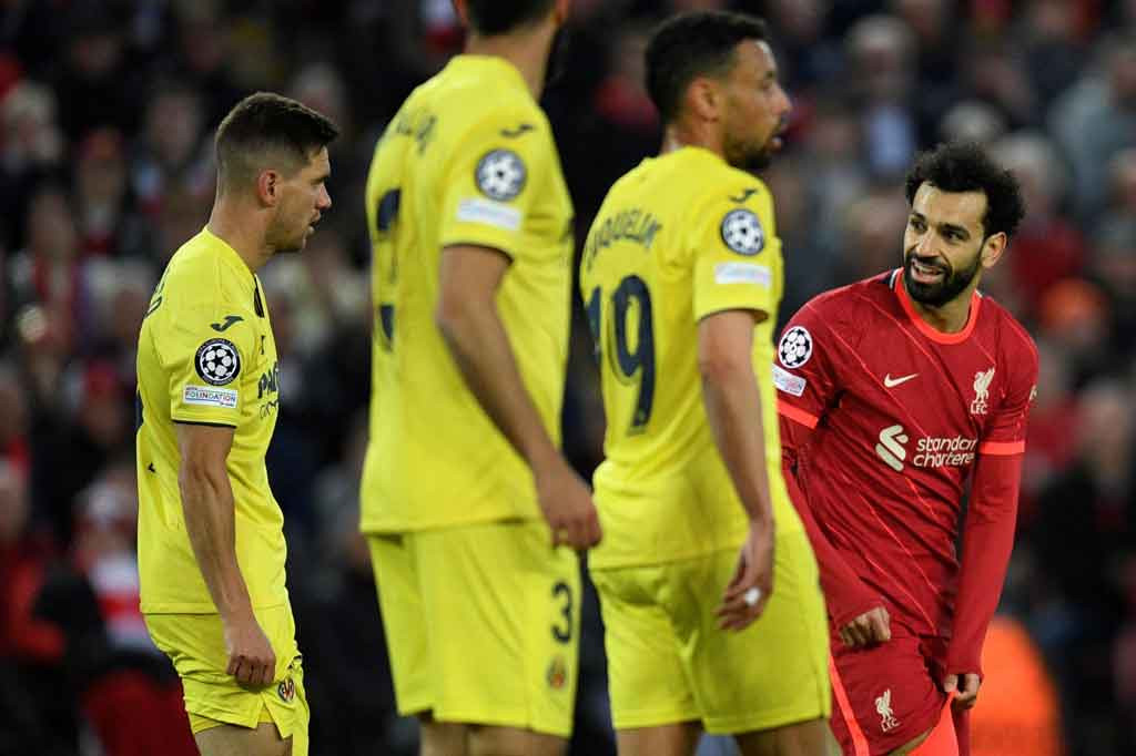 Liverpool mencoba langsung tampil agresif sejak menit pertama. Peluang didapat tuan rumah lewat sundulan Mohamed Salah, tetapi belum membuahkan hasil.