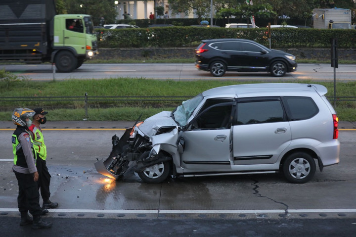 Sebuah minibus berpenumpang 5 orang mengalami kecelakaan di ruas Tol Cipali KM 176 sampai 100 Majalengka, Jawa Barat, Rabu, 27 April 2022. Diduga pemudik asal Jakarta mengantuk hingga menabrak pembatas jalan tol. 
