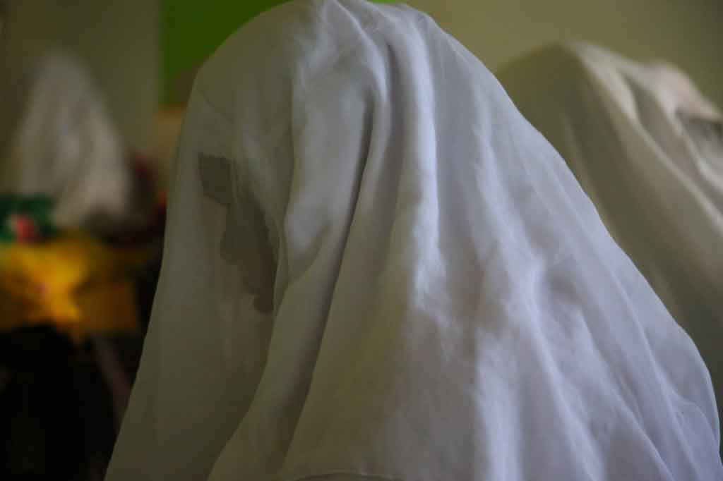 Tradisi ini merupakan tradisi turun temurun yang biasanya dilakukan dengan berzikir terus menerus tanpa henti dengan menggunakan penutup kepala untuk menghindari nafsu duniawi. Diibaratkan menutup kepala ini seperti sedang berada di alam kubur, sehingga jemaah benar-benar hanya mengingat Allah.