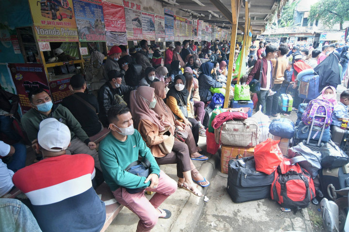 Pemudik saat menunggu kedatangan Bus di Terminal Lebak Bulus, Jakarta, Kamis, 28 April 2022.