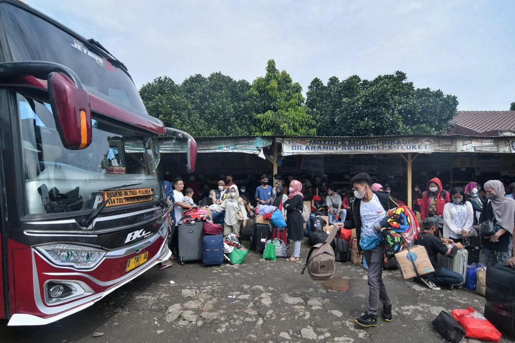 Pemudik membawa barang bawaannya menuju Bus di Terminal Lebak Bulus, Jakarta, Kamis, 28 April 2022.