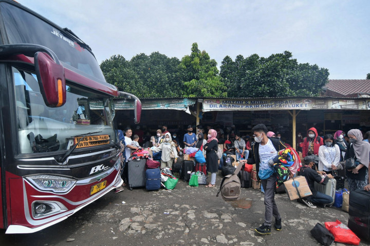 Pemudik membawa barang bawaannya menuju Bus di Terminal Lebak Bulus, Jakarta, Kamis, 28 April 2022.