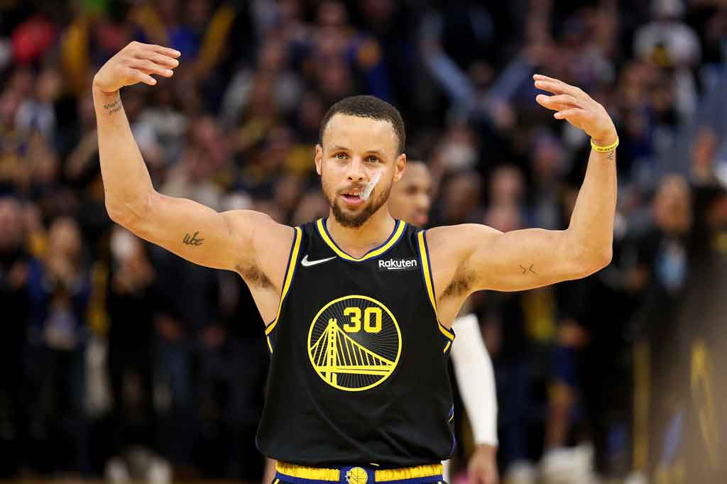 Stephen Curry mencetak 30 poin pada start pertamanya dalam seri playoff untuk membantu Golden State Warriors meraih kemenangan putaran pertama dengan keunggulan 102-98 atas Denver Nuggets pada Gim 5 di San Francisco, Kamis, 28 April 2022 WIB.