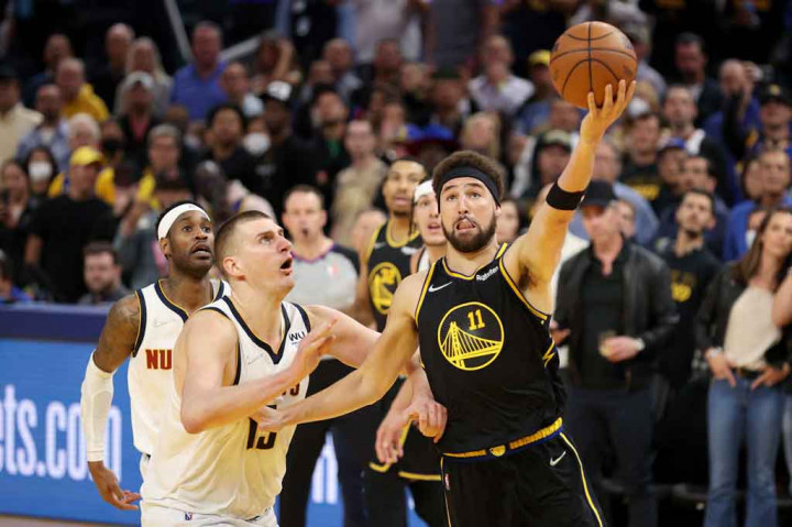 Klay Thompson menyumbang 15 poin, sembilan rebound dan empat steal dan Gary Payton II juga mencetak 15 poin untuk Warriors, yang memenangi seri tersebut empat gim lawan satu.
