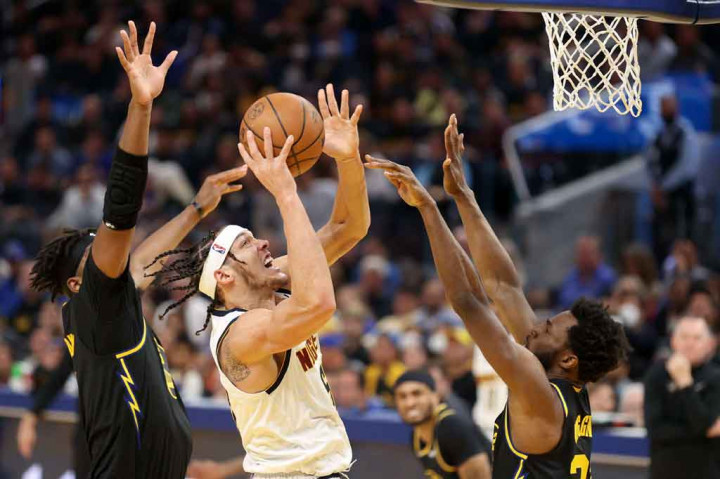 Andrew Wiggins mencetak 12 poin dan Draymond Green menyumbang 11 poin, enam assist dan tiga steal untuk Warriors.