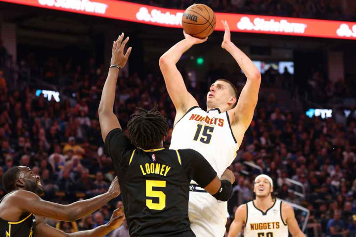 Nikola Jokic mencatat 30 poin, 19 rebound dan delapan assist bagi Nuggets kendati terpuntir hamstring kanannya pada awal kuarter ketiga. Pemain MVP saat ini itu mencetak 12 dari 14 poin terakhir Denver.