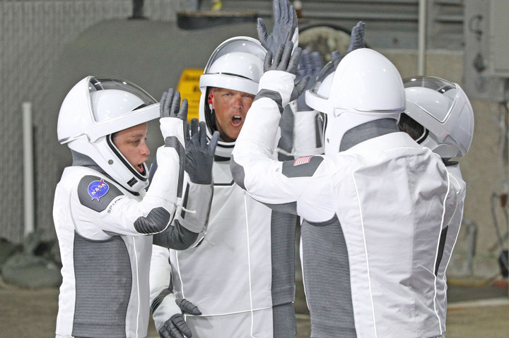 Ini adalah yang kedua kalinya dalam waktu kurang dari tiga minggu, SpaceX mengirimkan awak astronot ke ISS. Setelah lubang palka Dragon terbuka 4 astronot Crew-4 kemudian masuk dan melayang dalam ISS, yang akan menjadi rumah mereka selama enam bulan ke depan atau lebih.