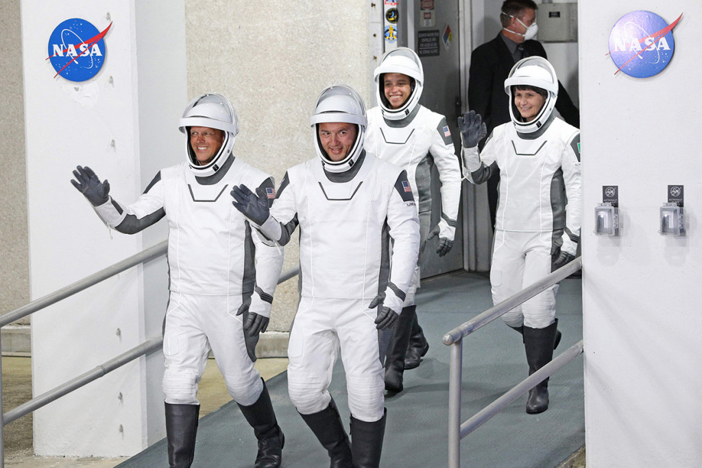 Keempat astronot terse but, adalah Kjell Lindgren, Bob Hines, dan Jessica Watkins dari NASA serta Samantha Cristoforetti dari Badan Antariksa Eropa (ESA).