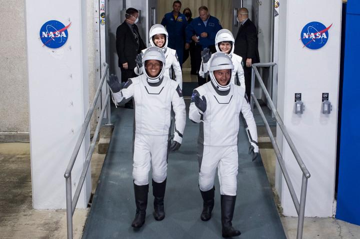 Selebaran NASA ini menunjukkan astronot NASA Robert Hines (kiri), Kjell Lindgren (kanan), Jessica Watkins (belakang kiri), dan astronot ESA (Badan Antariksa Eropa) Samantha Cristoforetti, mengenakan pakaian antariksa SpaceX saat mereka bersiap untuk berangkat dari Operasi Neil A. Armstrong dan Gedung Checkout untuk Kompleks Peluncuran 39A untuk menaiki pesawat ruang angkasa SpaceX Crew Dragon untuk peluncuran misi Crew-4, 27 April 2022, di Kennedy Space Center NASA di Florida.