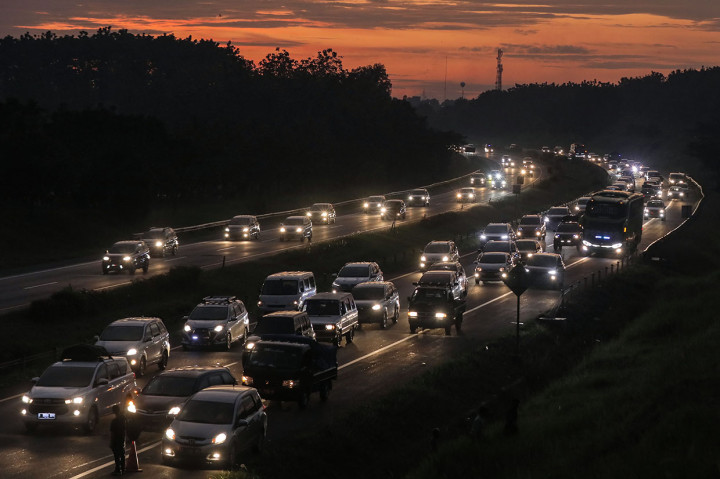 One way yang diberlakukan mulai pukul 17.00 hingga 24.00 WIB, untuk mengantisipasi peningkatan volume lalu lintas arus mudik yang terjadi di Jalan Tol diberlakukan dari Km 47 Tol Jakarta-Cikampek sampai Km 414 (Gerbang Tol Kalikangkung). 