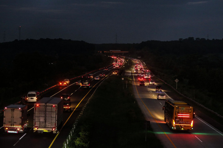 Kendaraan yang didominasi pemudik melewati dua ruas jalan saat pemberlakuan one way di Tol Cipali, Purwakarta, Kamis, 28 April 2022. 