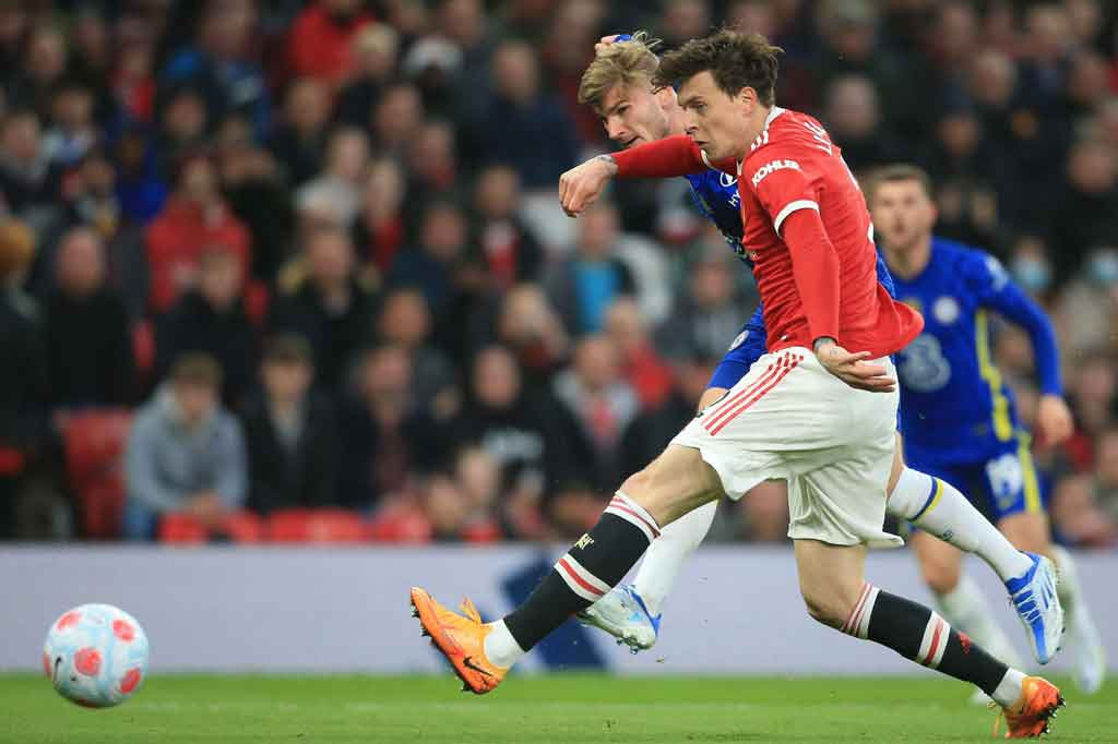 Chelsea tampil menekan sejak awal dan terus mengancam tim tamu. Pada menit ke-5, tim tamu menciptakan peluang lewat upaya Reece James. Sepakan kerasnya masih bisa ditepis David De Gea. Semenit berselang, percobaan serupa juga dilakukan Timo Werner, tetapi masih belum membuahkan gol.  