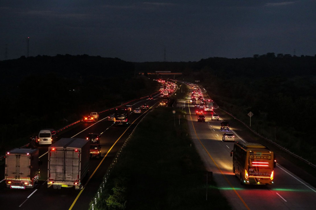 Kendaraan yang didominasi pemudik melewati dua ruas jalan saat pemberlakuan one way di Tol Cipali, Purwakarta, Kamis, 28 April 2022.
