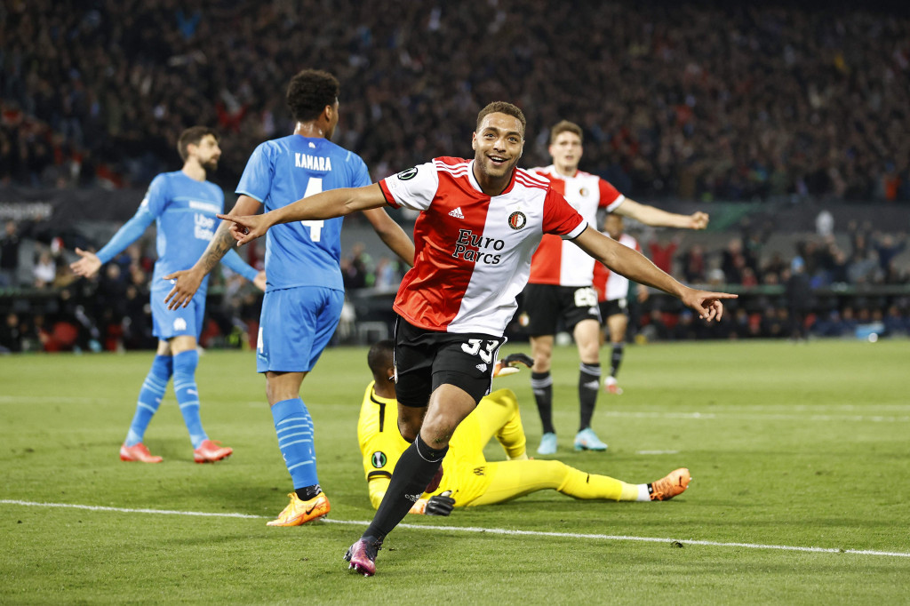 Pada babak pertama, Feyenoord mengambil inisiatif menyerang terlebih dahulu dan mampu unggul pada menit ke-13 lewat Cyriel Dessers seusai menerima umpan dari Luis Sinisterra untuk mengubah skor menjadi 1-0.