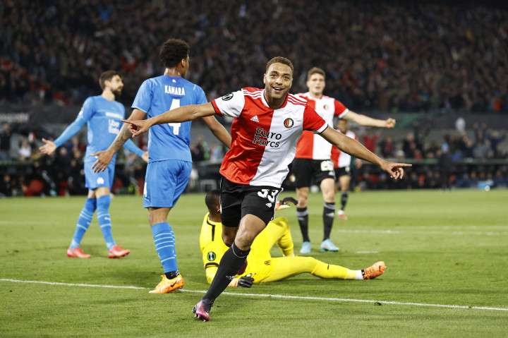 Pada babak pertama, Feyenoord mengambil inisiatif menyerang terlebih dahulu dan mampu unggul pada menit ke-13 lewat Cyriel Dessers seusai menerima umpan dari Luis Sinisterra untuk mengubah skor menjadi 1-0.
