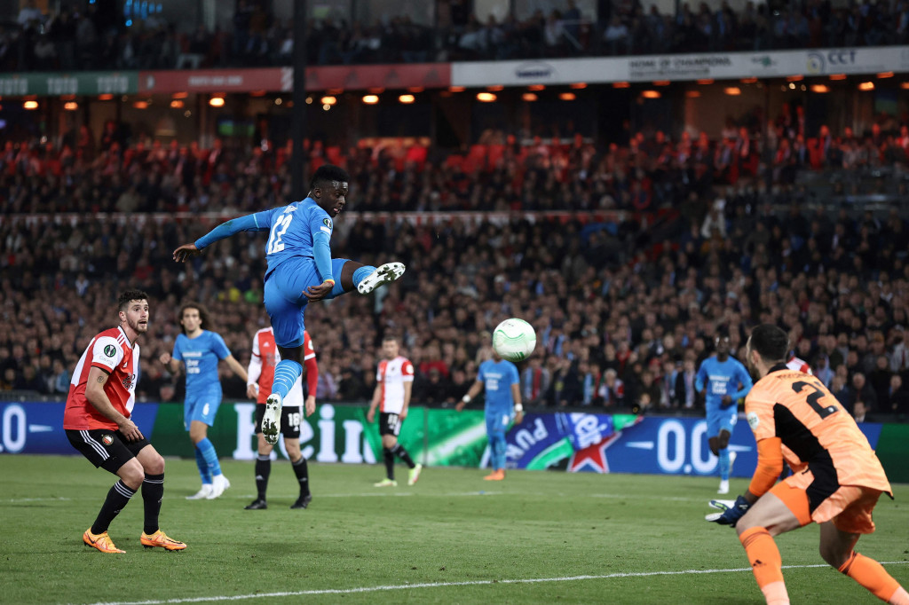 Marseille mampu memperkecil ketertinggalan pada menit ke-28 ketika penyerang Bamba Dieng merangsek ke lini pertahanan Feyenoord dan melepaskan tendangan keras yang tak mampu dihalau oleh kiper Ofir Marcianos. Skor berubah menjadi 1-2.