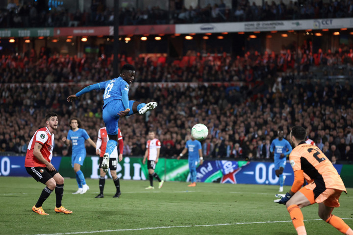 Marseille mampu memperkecil ketertinggalan pada menit ke-28 ketika penyerang Bamba Dieng merangsek ke lini pertahanan Feyenoord dan melepaskan tendangan keras yang tak mampu dihalau oleh kiper Ofir Marcianos. Skor berubah menjadi 1-2.