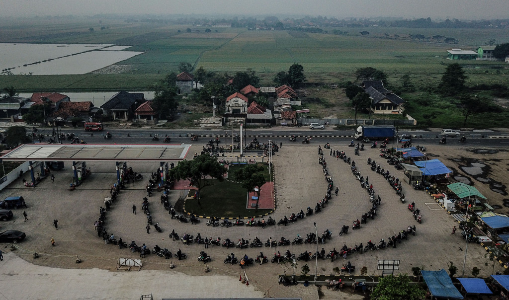 Sepeda motor pemudik membentuk antrean rapi saat mengisi bahan bakar di SPBU Sukrawetan, Indramayu, Jawa Barat, Jumat, 29 April 2022.