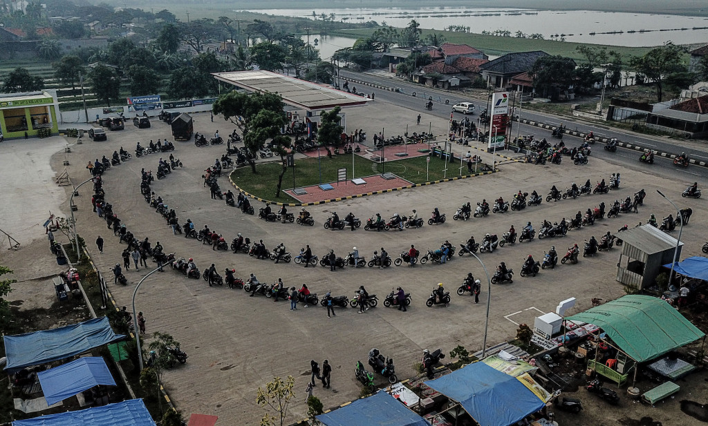 Sepeda motor pemudik membentuk antrean rapi saat mengisi bahan bakar di SPBU Sukrawetan, Indramayu, Jawa Barat, Jumat, 29 April 2022.
