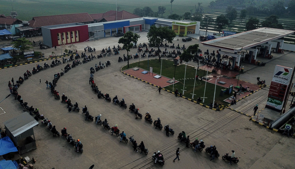 Sepeda motor pemudik membentuk antrean rapi saat mengisi bahan bakar di SPBU Sukrawetan, Indramayu, Jawa Barat, Jumat, 29 April 2022.