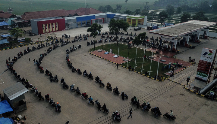 Sepeda motor pemudik membentuk antrean rapi saat mengisi bahan bakar di SPBU Sukrawetan, Indramayu, Jawa Barat, Jumat, 29 April 2022.
