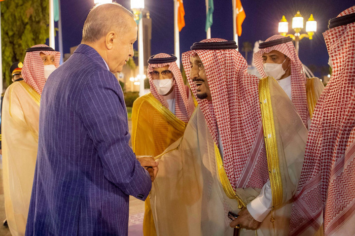 Presiden Turki Recep Tayyip Erdogan bertemu dengan raja dan putra mahkota Arab Saudi, di Jeddah Kamis, 28 April 2022 waktu setempat. Ini merupakan kunjungan pertama Erdogan ke Saudi sejak pembunuhan jurnalis Jamal Khashoggi pada 2018 yang memicu perselisihan antar kedua negara.