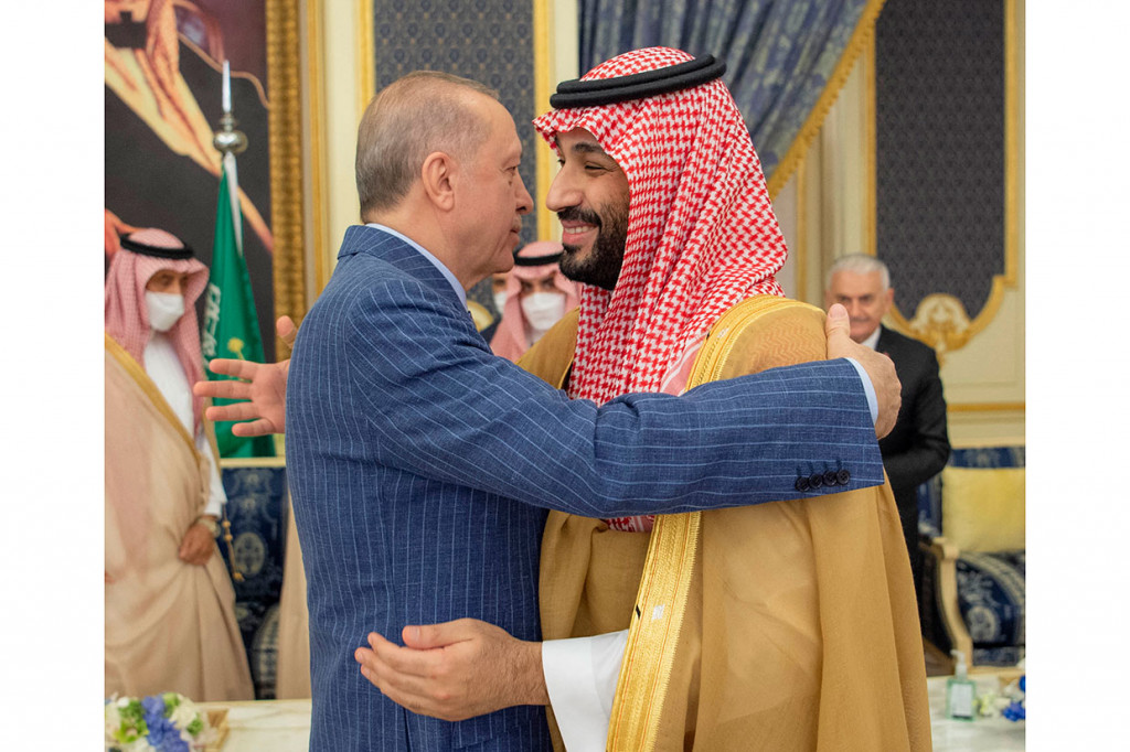 Erdogan nampak disambut oleh Raja Salman bin Abdulaziz dan Putra Mahkota Mohammed bin Salman (MBS) dengan hangat. Kantor berita negara Saudi SPA menerbitkan gambar Erdogan yang memeluk MBS.
