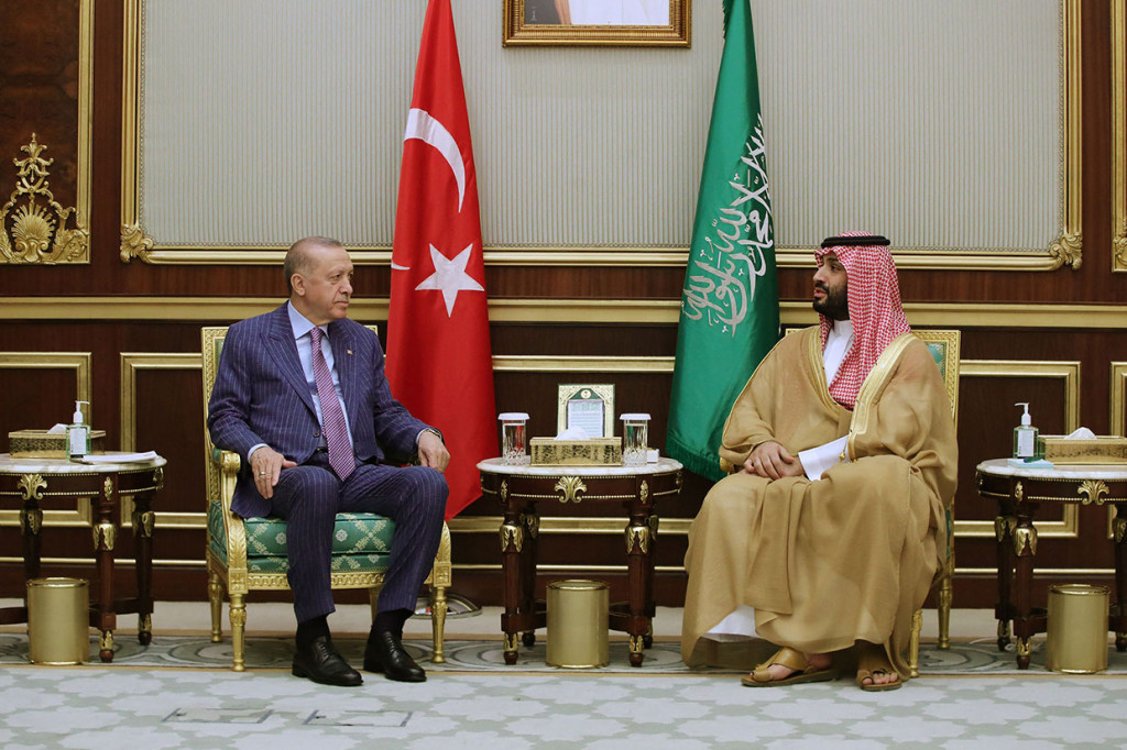 Momen Erdogan berbincang dengan Mohammed bin Salman.