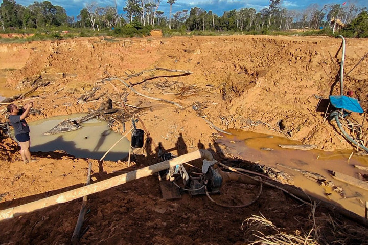 Sebanyak 12 orang yang semuanya perempuan meninggal dunia akibat tertimbun tanah saat mencari butiran emas di Desa Bandar Limabung, Kecamatan Lingga Bayu, Kabupaten Mandailing Natal (Madina), Sumatera Utara.