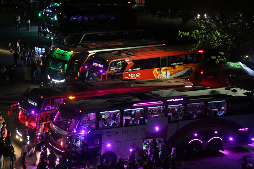 Dicky menerangkan, masyarakat mudik ke kampung halaman pada malam hari setelah selesai melaksanakan salat tarawih. Kendaraan pribadi didominasi oleh ASN dan pegawai swasta yang akan pulang kampung merayakan Idulfitri.