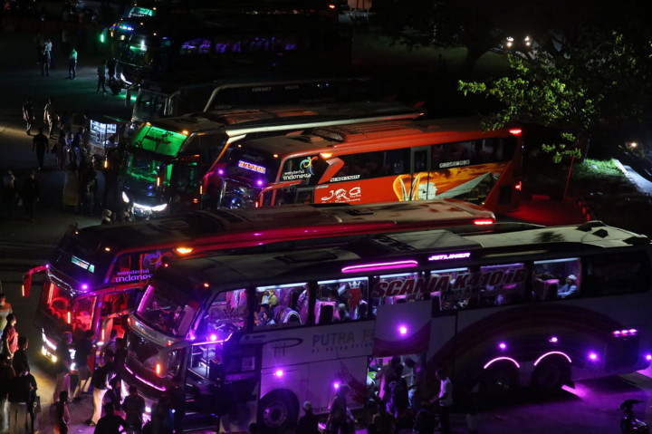 Dicky menerangkan, masyarakat mudik ke kampung halaman pada malam hari setelah selesai melaksanakan salat tarawih. Kendaraan pribadi didominasi oleh ASN dan pegawai swasta yang akan pulang kampung merayakan Idulfitri.