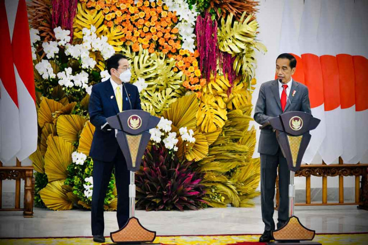 Usai pertemuan bilateral, kedua pemimpin kemudian melakukan pernyataan pers bersama di Ruang Teratai. Rangkaian penyambutan resmi ini pun diakhiri dengan jamuan santap malam kenegaraan bagi PM Kishida di Ruang Garuda.