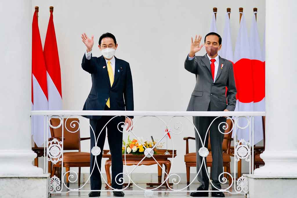 Jokowi kemudian mengajak PM Kishida untuk berfoto bersama dan menandatangani buku tamu kenegaraan di Ruang Teratai, Istana Bogor.